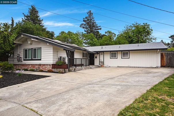 Exterior, Facade, Ranch