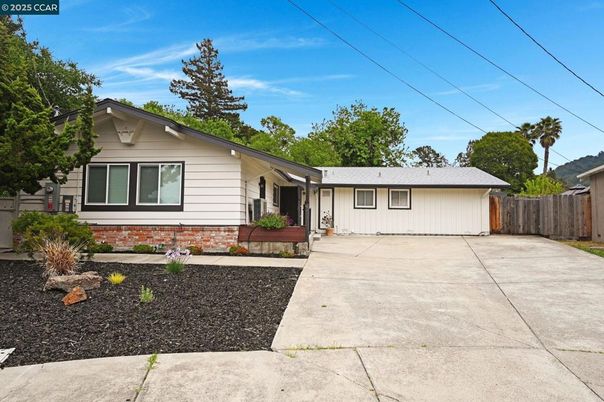Exterior, Facade, Ranch