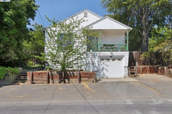 Attached, Exterior, Facade, None