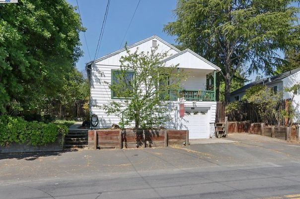 Exterior, Facade, None