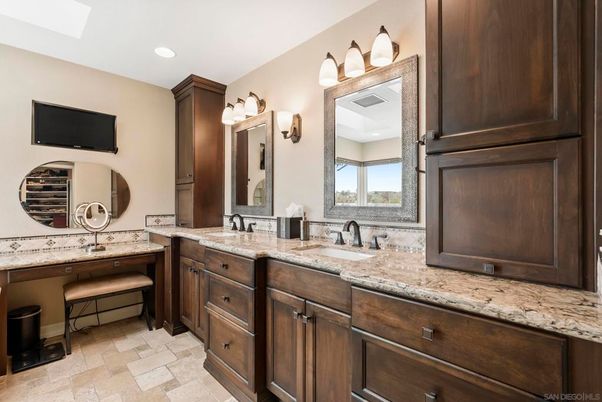 Bathroom, Dual Sink Vanities, Interior, Recessed Lighting