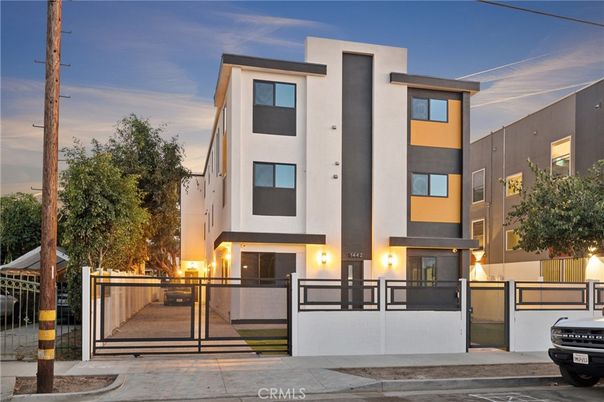Exterior, Facade, Modern