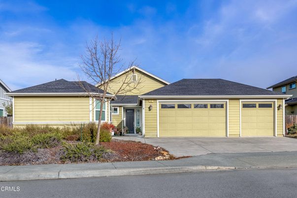 Attached, Exterior, Facade, Ranch
