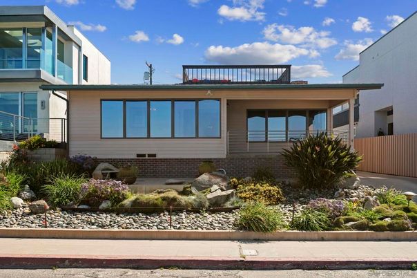 Exterior, Facade, Modern