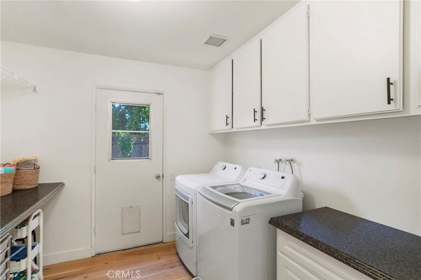 Interior, Washer, Wood Texture Flooring