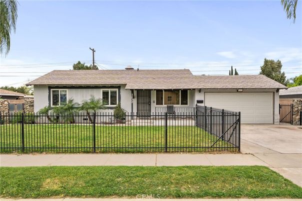 Attached, Exterior, Facade, Ranch