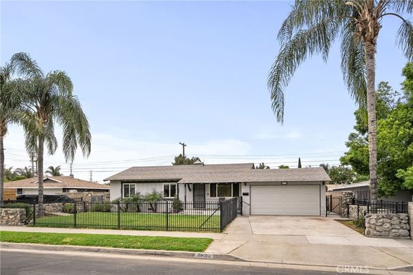 Attached, Exterior, Facade, Ranch