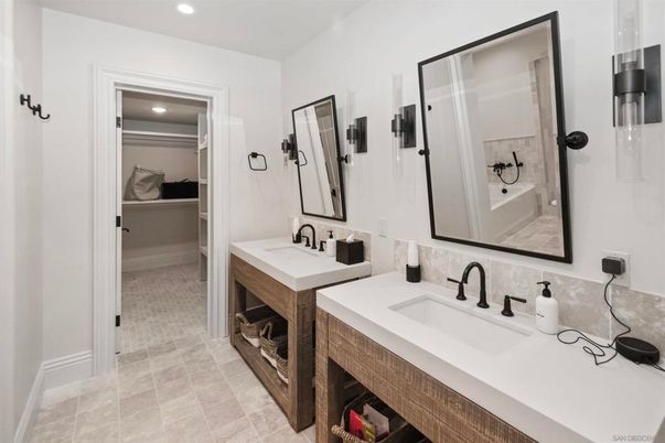 Bathroom, Dual Sink Vanities, Interior, Recessed Lighting