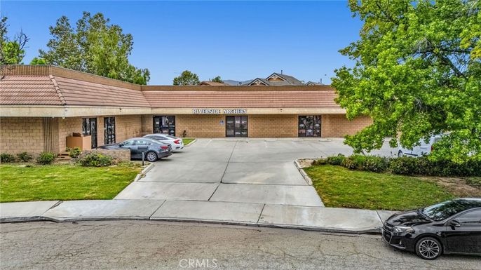Exterior, Facade, Brick Facade, Ranch