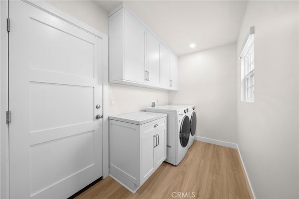 Interior, Recessed Lighting, Washer, Wood Texture Flooring
