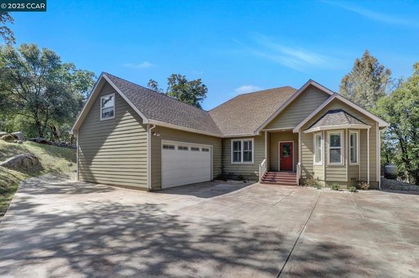 Attached, Exterior, Facade, Ranch