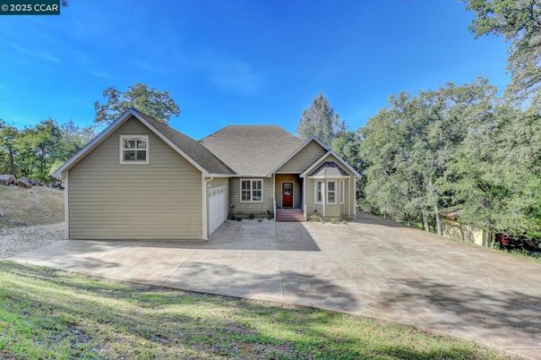 Backyard, Exterior, Facade, Ranch