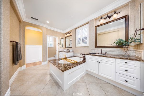 Bathroom, Dual Sink Vanities, Interior, Recessed Lighting