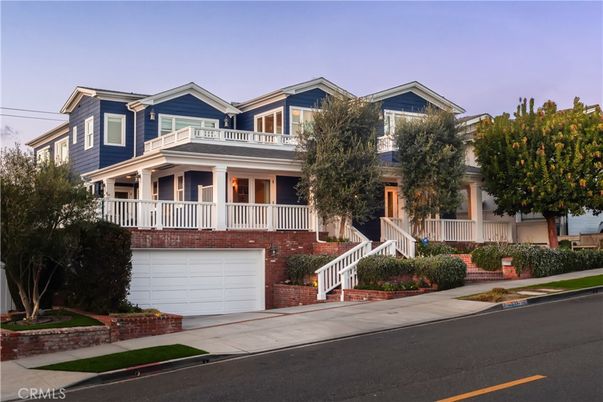 Attached, Exterior, Facade, Queen Anne Victorian