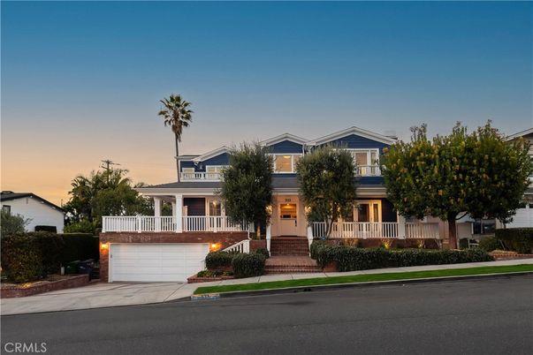 Attached, Exterior, Facade, Queen Anne Victorian