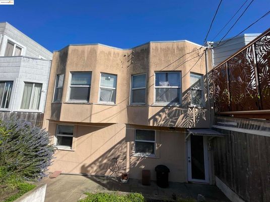 Exterior, Facade, Rowhouse