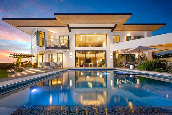 Exterior, Facade, Pool, Modern