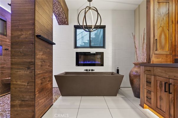 Bathroom, Fireplace, Free Standing Baths, Interior, Pendant Lights