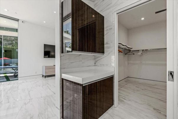 Interior, Marble, Marble Walls, Recessed Lighting, Walk-in Closets
