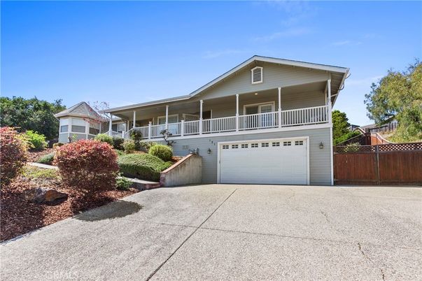 Attached, Exterior, Facade, American Craftsman