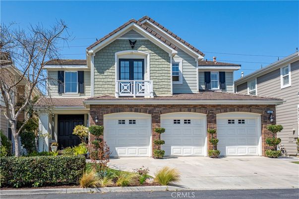 Attached, Exterior, Facade, Queen Anne Victorian