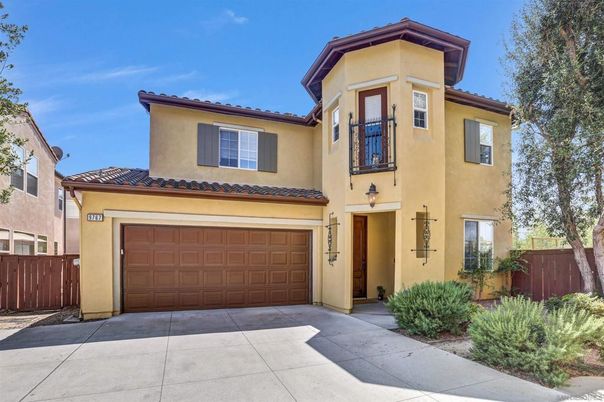 Attached, Exterior, Facade, Mediterranean