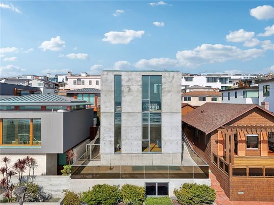 Exterior, Facade, Modern