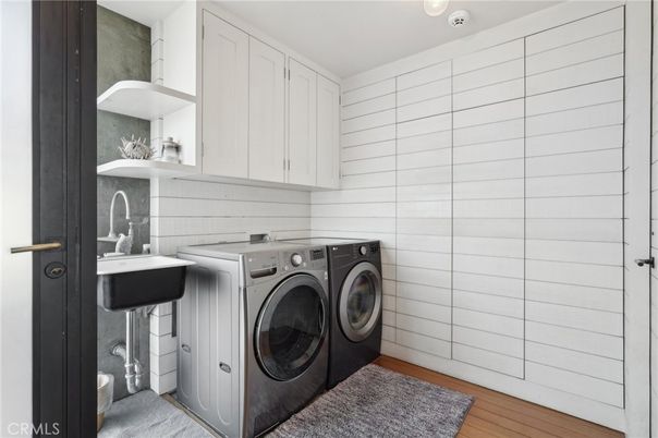 Interior, Washer, Wood Texture Flooring