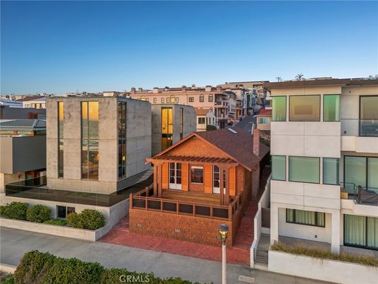 Exterior, Facade, Modern