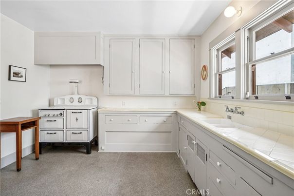 Bathroom, Interior, Tile Countertops, Washer