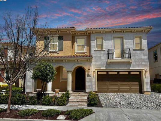 Attached, Exterior, Facade, Mediterranean
