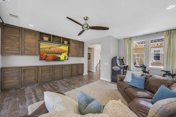 Fitness Equipment, Interior, Living room, Recessed Lighting, Wood Texture Flooring