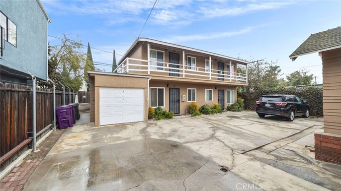 Attached, Exterior, Facade, Modern