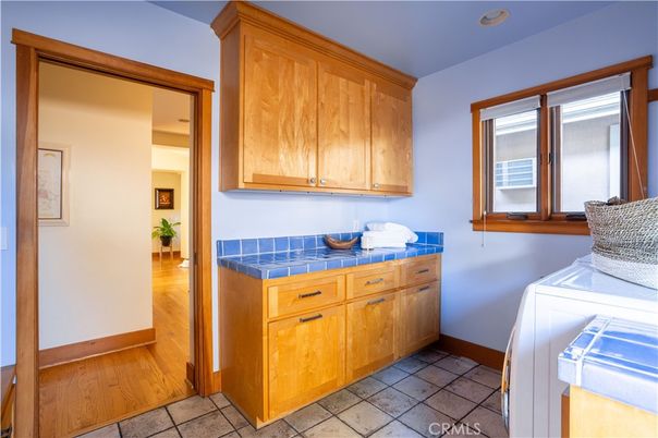 Interior, Recessed Lighting, Washer, Wood Texture Flooring