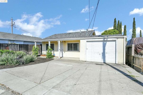 Attached, Exterior, Facade, Ranch