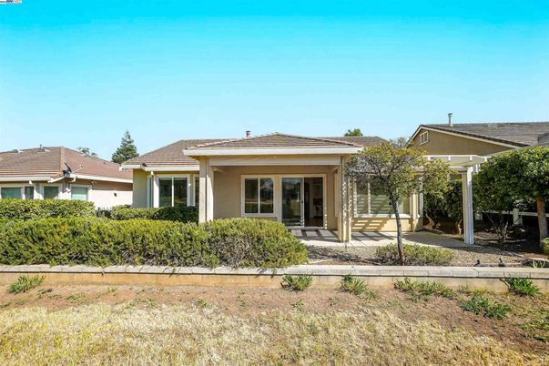 Exterior, Facade, Ranch