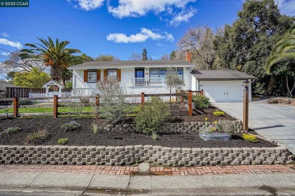 Attached, Exterior, Facade, Ranch