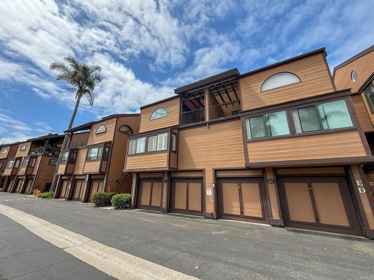 Attached, Exterior, Facade, Modern