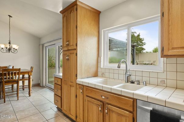 Chandelier, Dining room, Interior, Kitchen, Pendant Lights, Tile Countertops
