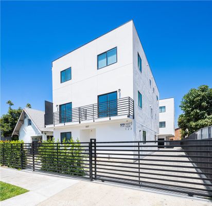 Exterior, Facade, Modern