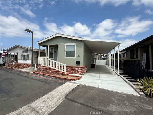 Exterior, Facade, Ranch