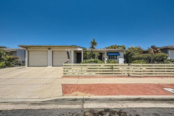 Attached, Exterior, Facade, Ranch