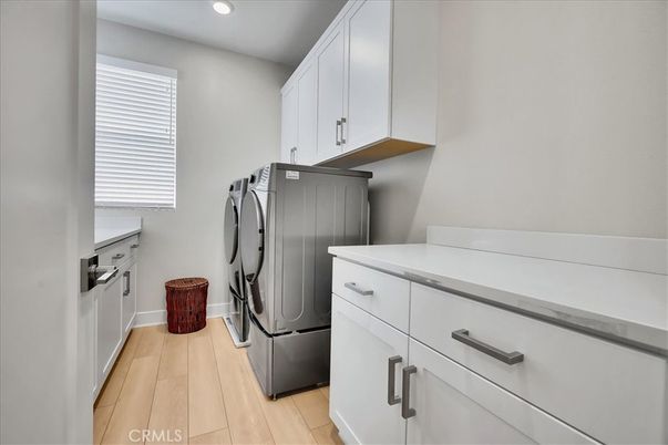 Interior, Recessed Lighting, Washer, Wood Texture Flooring