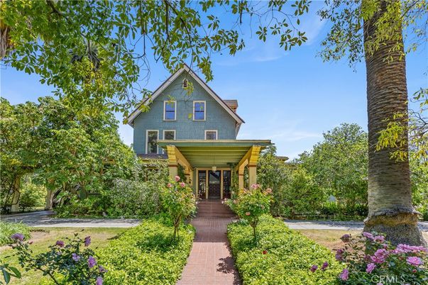 Exterior, Facade, Queen Anne Victorian