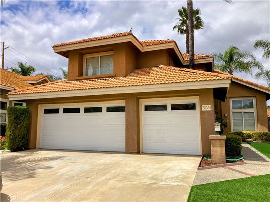 Attached, Exterior, Facade, Mediterranean