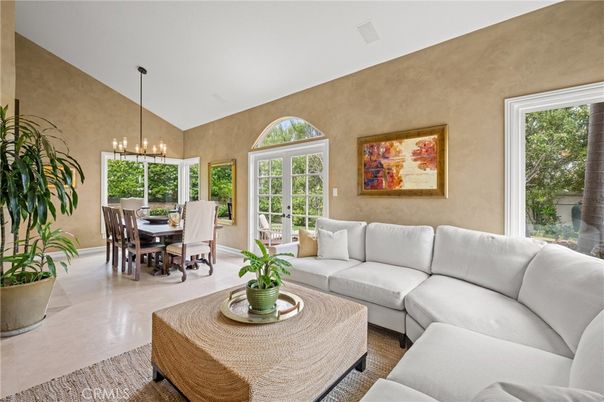 Chandelier, Dining room, Interior, Living room, Pendant Lights