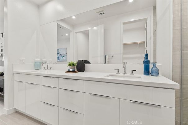 Bathroom, Dual Sink Vanities, Interior, Recessed Lighting