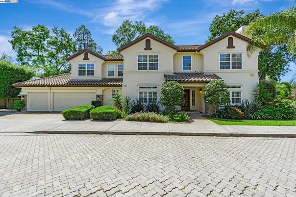 Attached, Exterior, Facade, Mediterranean