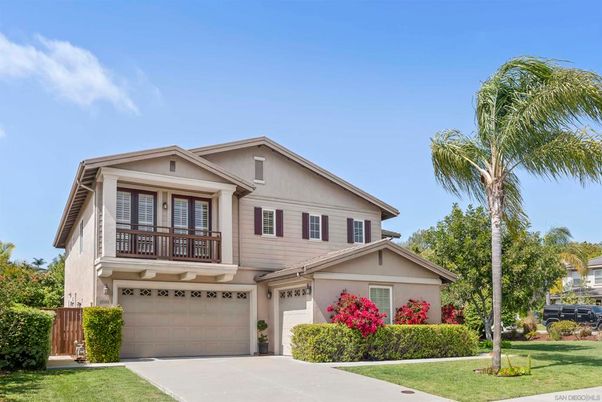 Attached, Exterior, Facade, American Craftsman