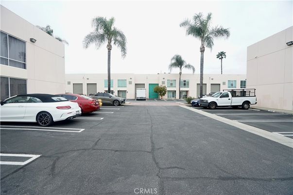 Exterior, Facade, Modern